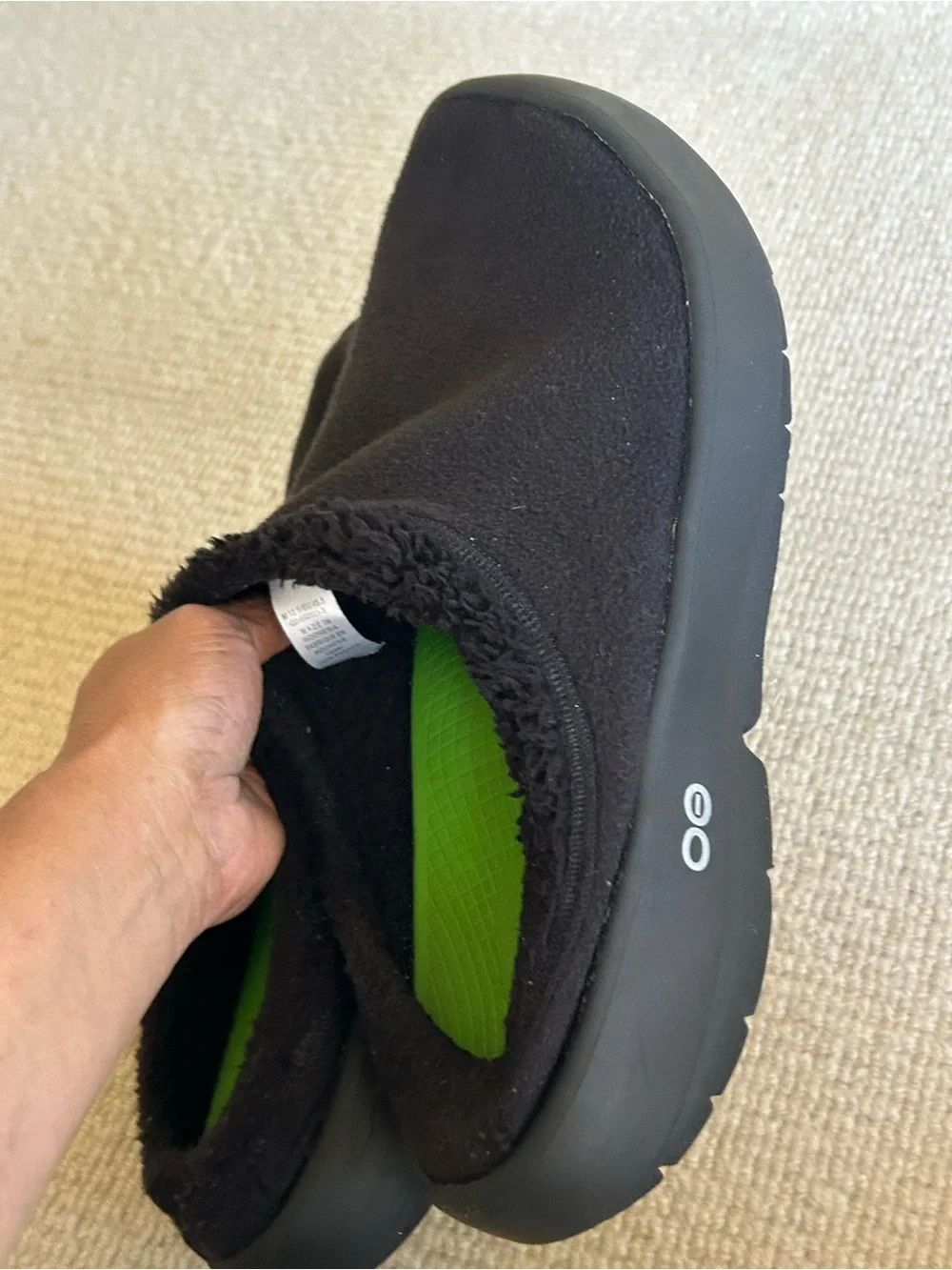OOFOS Mens  Black Slip-On Slippers with Green Insole